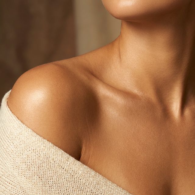 Pelle luminosa con abbronzatura spray naturale